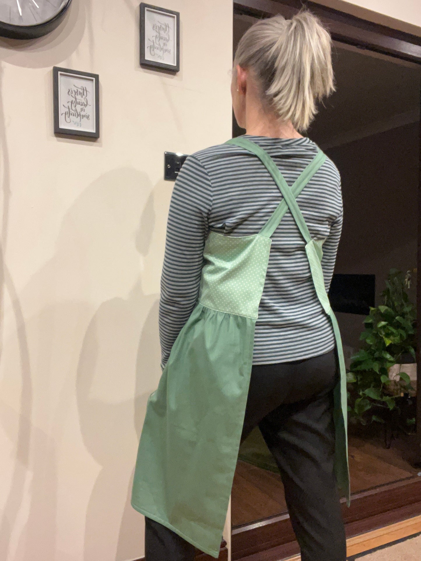 Brianna Built-in Oven Mitt Apron Pattern